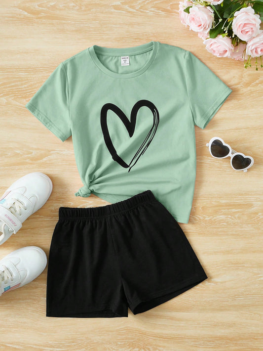 Two-Piece Casual Set for Tween Girls, Featuring Heart Pattern T-Shirt and Shorts