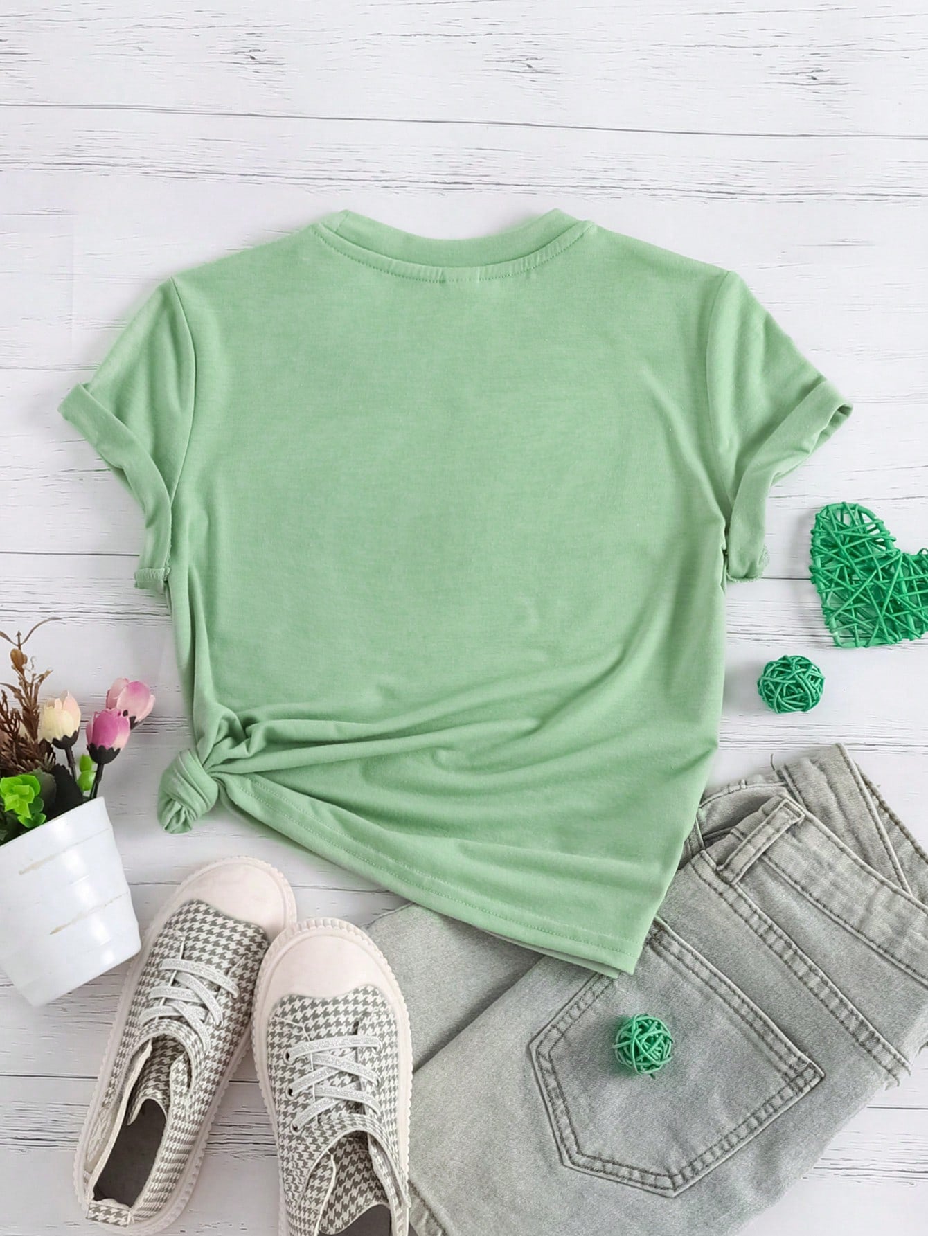 A casual short-sleeve t-shirt for tween girls featuring a simple and lucky clover pattern, perfect for the summer season.