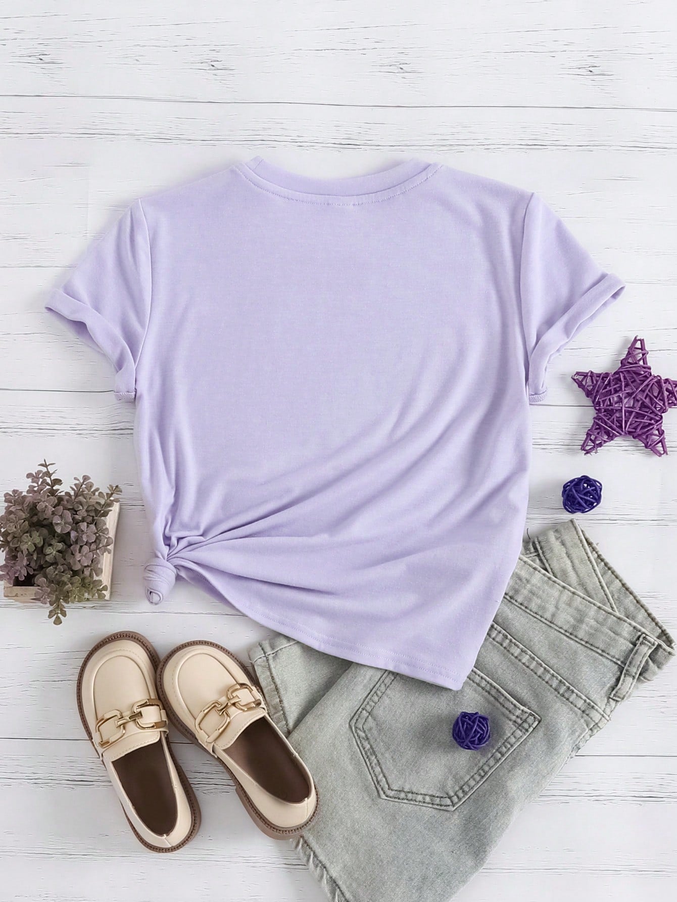 A casual short-sleeve t-shirt for tween girls featuring a simple and lucky clover pattern, perfect for the summer season.