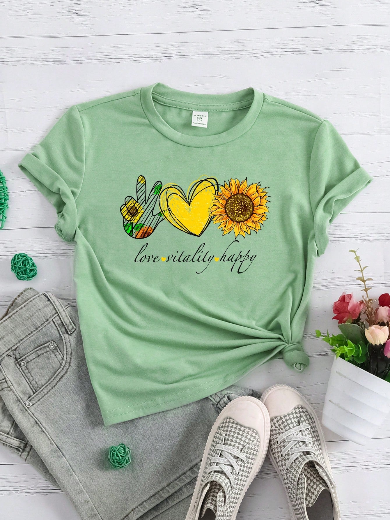 A casual short-sleeve t-shirt for tween girls featuring a simple and lucky clover pattern, perfect for the summer season.