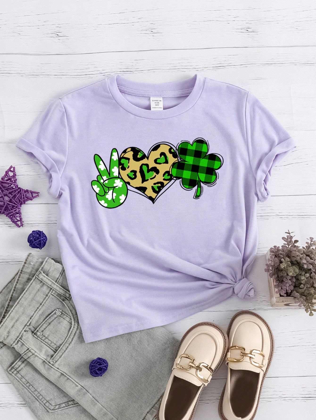 A casual short-sleeve t-shirt for tween girls featuring a simple and lucky clover pattern, perfect for the summer season.